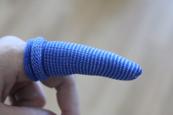 Fingerling blau über Finger